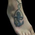 Tatuaje en el pie, ancla metálica con cuerda larga