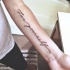 citazione te stesso bella scrittura tatuaggio su braccio