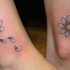 Tatuajes en los tobillos, flores bonitas con pétalos caídos