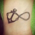 Tatuaje en la muñeca,
ancla con cuerda en forma de infinito