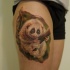 Tatuaje  de lémur blanco adorable en la ramita en el muslo