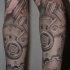 Tatuaje mecánico en el brazo