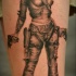 Tatuaje en la pierna, chica guerrera con armas