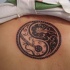 Tatuaje en la espalda, yin yang musical