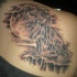 Tatuaggio grande sulla spalla il lupo che ulula