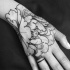 Joli tatouage de fleurs noires et grises au poignet