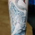 Tatuaje en el antebrazo, cisne blanco grácil