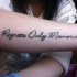 citazione nessun rimpianti solo ricordi tatuaggio su braccio
