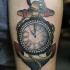 vecchia scuola ancora con orologio tatuaggio su braccio
