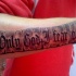 citazione solo dio ho paura scritto su rotolo tatuaggio su braccio