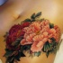 belli fiori pallido rosa e peonia rosso tatuaggio su ombelico