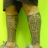 Tatuaggio sulle gambe in stile polinesiano