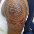 Tatuaggio sul deltoide in stile tribale