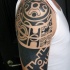 Tatuaje tribal en el brazo