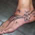 Tatuaje en el pie, flor elegante para chicas