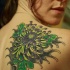bellissimi fiori verdi tatuaggio su schiena didonna