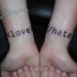 citazione scritta odio di amore tatuaggio su ambedue braccia