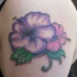 inchiostro fucsia ibisco hawaiana fiore tatuaggio su spalla