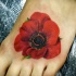 realistico fiore papavero tatuaggio sul piede