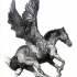 Realista executando pegasus com enorme tatuagem de asas emplumadas design