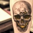 Crânio realista com tatuagem pequena caveira para homens