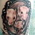 Tatuaje de retrato de tres ratas en el marco decorativo