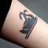 romantico inchiostro nero cigni tatuaggio su braccio