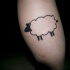 Tatuaje  de oveja blanca con contornos negros