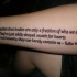 semplice littere nere a tre righe  citazione tatuaggio su braccio