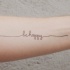 Tatuaje en el antebrazo,
sé feliz, inscripción sencilla