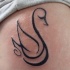 Tatuaje  de cisne sencillo elegante, tinta negra