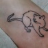 Tatuaje en el tobillo,  rata sencilla blanca con contorno negro