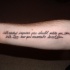 semplice citazione due righe tatuaggio su braccio