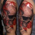 Tatuaggio di teschi con fiori rossi di Csaba Kolozsvari