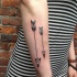 Tatuaje en el antebrazo,
dos flechas tribales