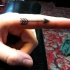piccola freccia tatuaggio disegno su dito