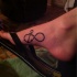 Tatuaje en el pie, ancla infinito negra