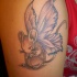 Tatuaje en el brazo, rata bonita con alas de mariposa