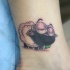 Tatuaje en el tobillo, 
oveja divertida de dibujos animados