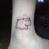 Tatuaje en el tobillo, silueta de hipopótamo pequeño