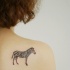 piccolo carino zebra tatuaggio su schiena a parte superiore