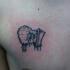 Tatuaje en el pecho, 
oveja con televisión, dibujo pequeño