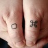 Tatuajes en los dedos, 
signos diminutos simples