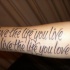 citazione intelligente lettere nere tatuaggio su braccio