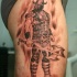 Tatuaje en el muslo, 
retrato de vikingo de cuerpo entero con hacha