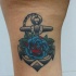 carina ancora con rosa blu rossa tatuaggio su gamba