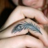 Tatuaje en el dedo, 
pluma de pavo real sencilla