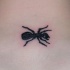 Tatuaje en el cuello,
hormiga simple negra