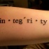 integrita citazione scritto tatuaggio su braccio
