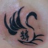 Tatuaje de cisne tribal simple con jeroglífico